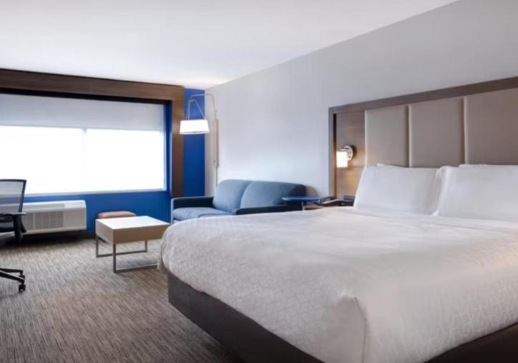 Holiday Inn Express & Suites - Detroit - Dearborn By Ihg Exterior photo
