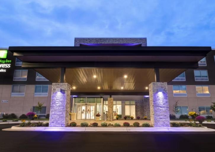 Holiday Inn Express & Suites - Detroit - Dearborn By Ihg Exterior photo