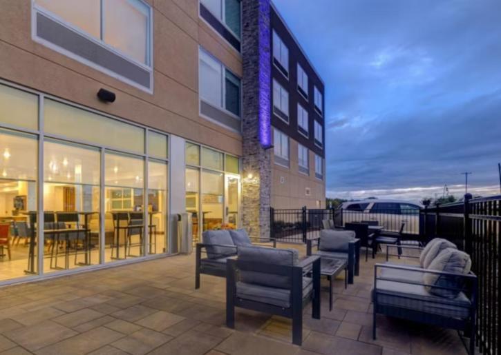 Holiday Inn Express & Suites - Detroit - Dearborn By Ihg Exterior photo