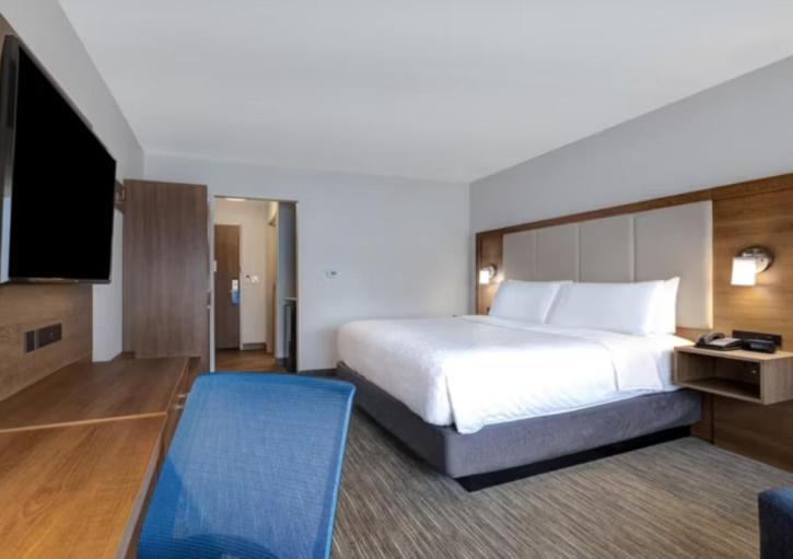 Holiday Inn Express & Suites - Detroit - Dearborn By Ihg Exterior photo