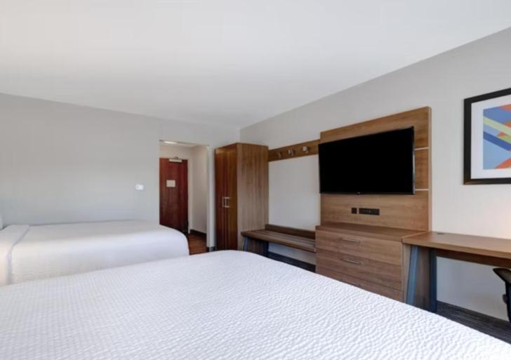 Holiday Inn Express & Suites - Detroit - Dearborn By Ihg Exterior photo